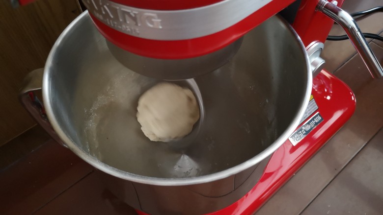 甜心草莓酱面包,开动厨师机开始和面,没有厨师机也可以手揉哈,就是累。