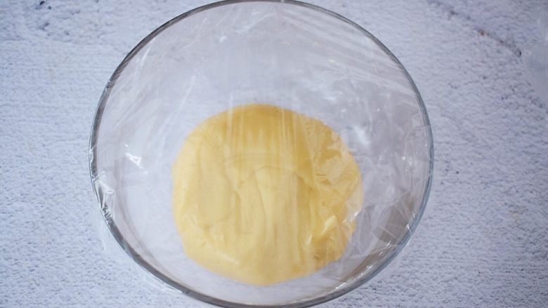 蔓越莓椰蓉月饼,盖上保鲜膜,室温醒发1-2小时