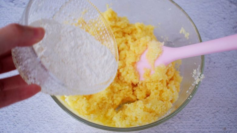 蔓越莓椰蓉月饼,加入熟糯米粉,翻拌均匀