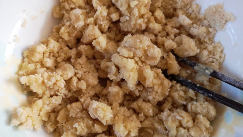 桃酥,用筷子搅拌均匀