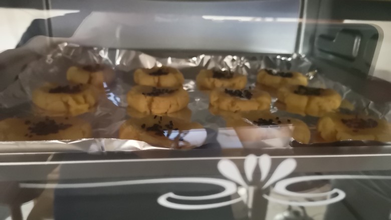 桃酥,放入已预热好的烤箱,上下火165度20分钟