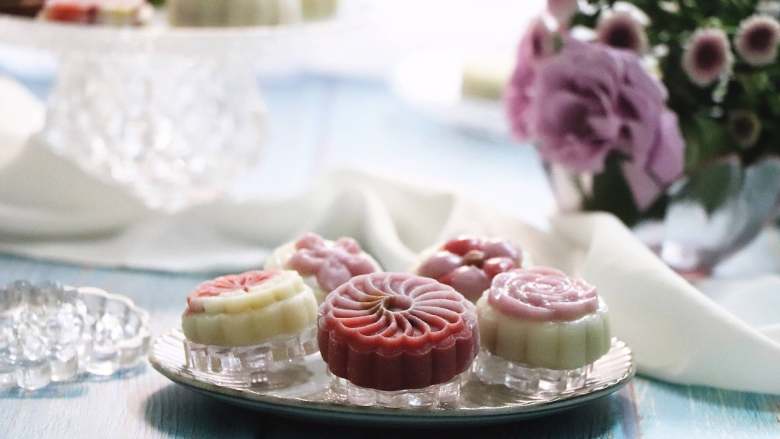 五彩冰皮月饼,月饼界的颜值担当,可以制作50克(皮陷1:1)的月饼11个。