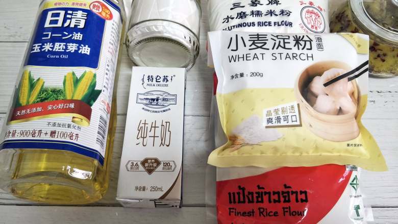 五彩冰皮月饼,月饼界的颜值担当,准备食材。蔓越莓奶黄陷需要提前准备好,也可以根据自己口味用到红豆、绿豆、巧克力、莲蓉等馅料。