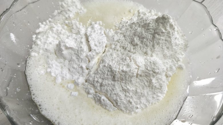 五彩冰皮月饼,月饼界的颜值担当,加入剩余的三种粉,继续用手动打蛋器搅匀。