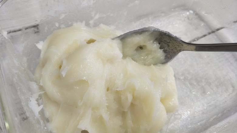 五彩冰皮月饼,月饼界的颜值担当,结束后,取出容器,用勺子把凝固的面糊摊开,晾温后,戴好防粘手套,把面团揉好,就得到非常细腻的月饼面团了。可以包好保鲜膜放入冰箱冷藏一会,再开始制作。