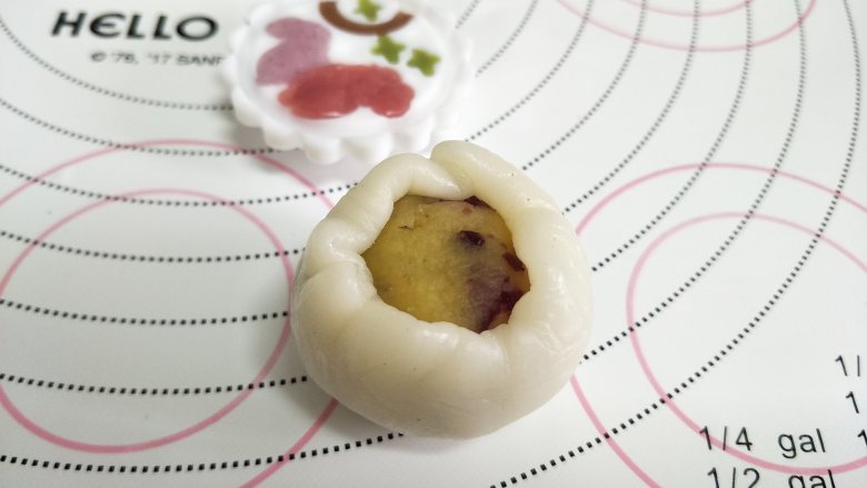 五彩冰皮月饼,月饼界的颜值担当,把馅料包到月饼皮中,收口捏紧。