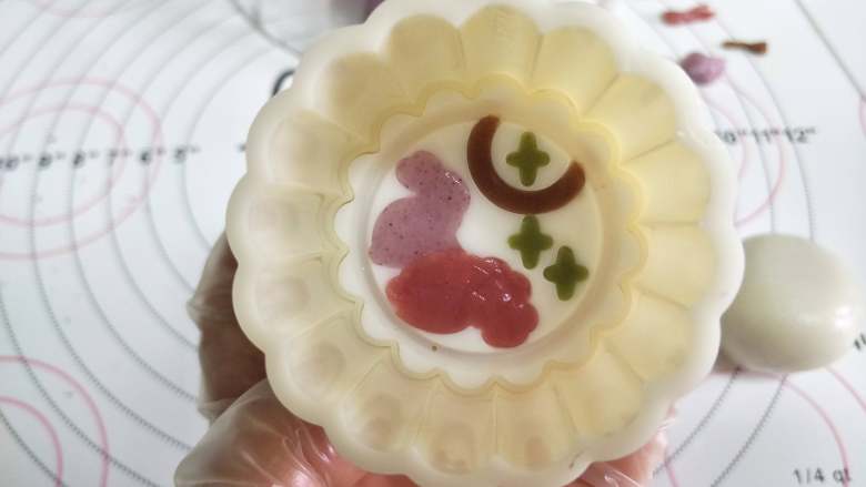 五彩冰皮月饼,月饼界的颜值担当,月饼片放入月饼模中,卡好。