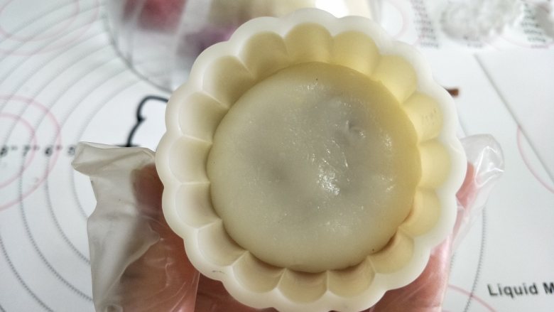 五彩冰皮月饼,月饼界的颜值担当,再把包好馅的月饼放入。