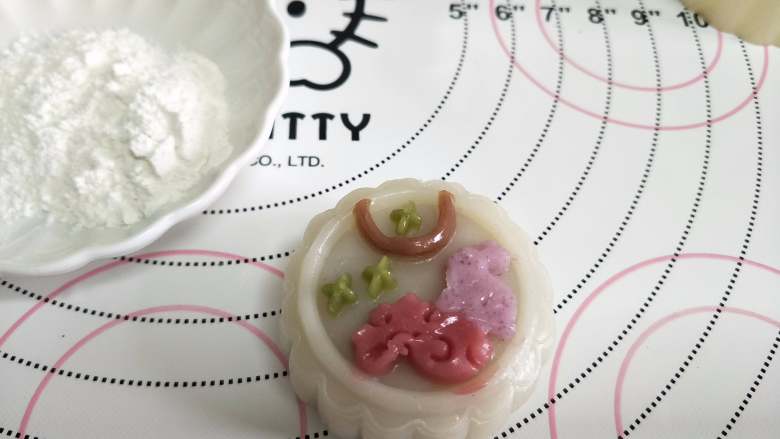 五彩冰皮月饼,月饼界的颜值担当,就作出一个漂亮的冰皮月饼了。
