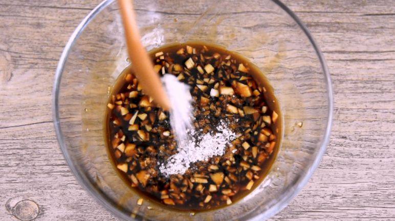 舌尖上的美食:“响油娃娃菜”!,碗中加入蒸鱼豉油、蚝油、蒜末,拌匀,加入糖再次拌匀