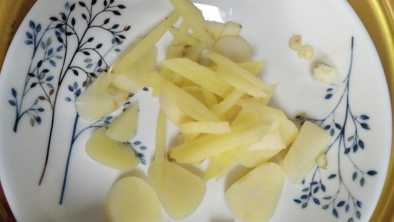 丝瓜肉片,生姜，大蒜切碎