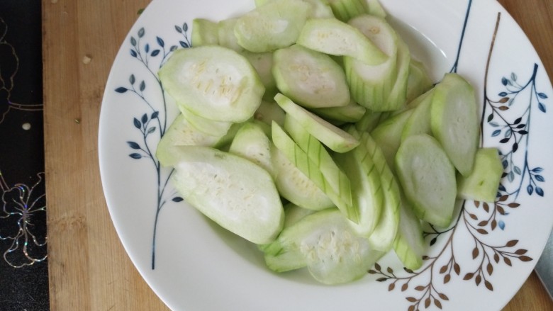 丝瓜肉片,丝瓜去皮切片