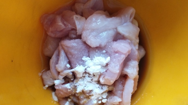 丝瓜肉片,<a style='color:red;display:inline-block;' href='/shicai/ 414'>猪肉</a>切片，加<a style='color:red;display:inline-block;' href='/shicai/ 718'>料酒</a>，<a style='color:red;display:inline-block;' href='/shicai/ 788'>生抽</a>，少许盐，少许淀粉腌制30分钟