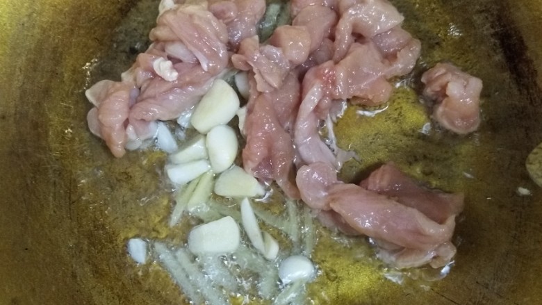 丝瓜肉片,热油下姜蒜炒香，放入肉片