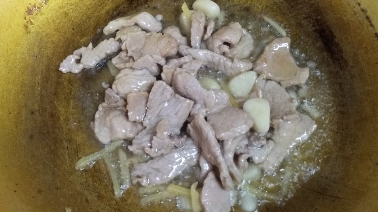 丝瓜肉片,翻炒至猪肉变色