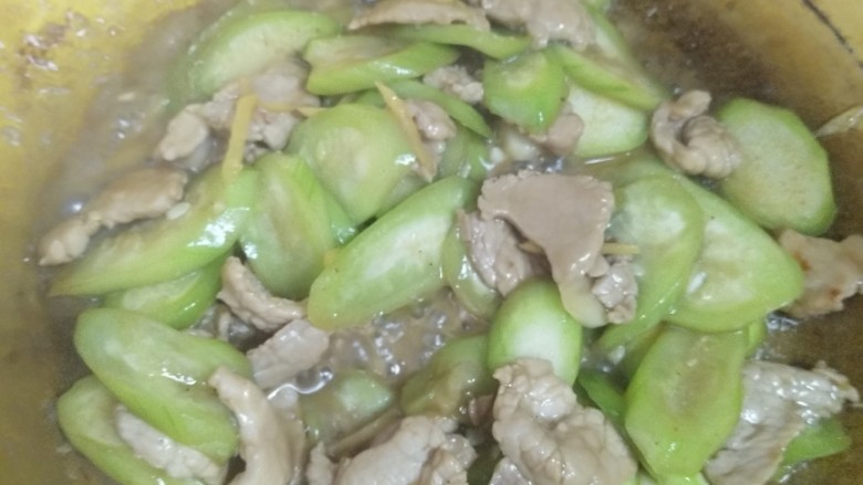 丝瓜肉片,加少许水炒至丝瓜变软，加少许鸡精