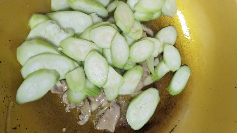 丝瓜肉片,放入丝瓜翻炒