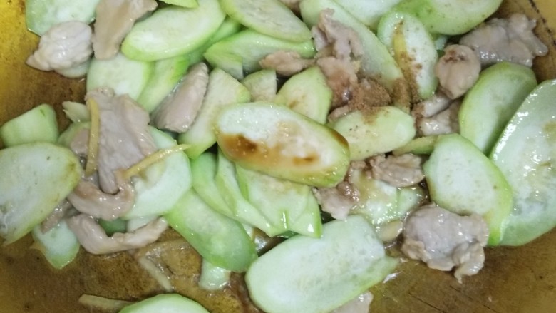 丝瓜肉片,加适量盐，生抽，十三香，一勺耗油翻炒