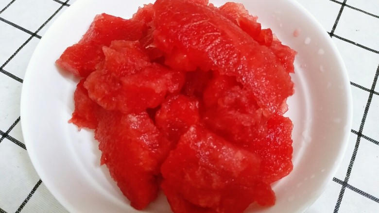 秒杀超市的西瓜冰棒,在家也能轻松搞定
,把<a style='color:red;display:inline-block;' href='/shicai/ 605'>西瓜</a>去皮去籽切成小块。