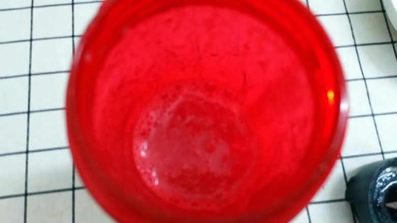 秒杀超市的西瓜冰棒,在家也能轻松搞定
,把<a style='color:red;display:inline-block;' href='/shicai/ 865'>蜂蜜</a>倒进去搅拌均匀,或者加白糖也可以。