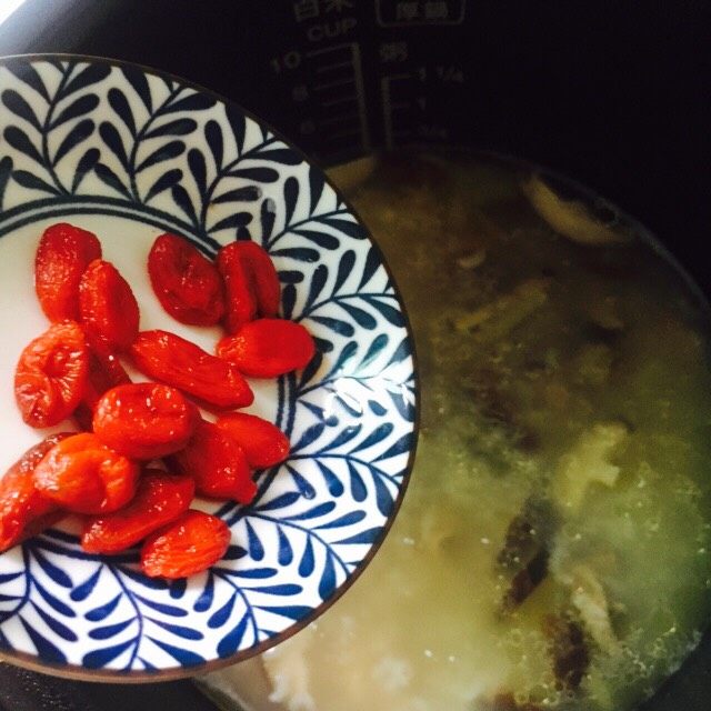 营养粥+香菇鸡肉粥,1小时后香菇鸡肉粥已熟,放入洗净的枸杞