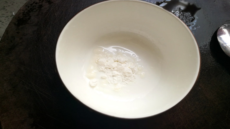苦瓜酿肉,淀粉加水勾成薄芡,把蒸苦瓜的原汁倒入锅中,加生抽、薄芡