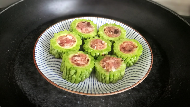 苦瓜酿肉,锅内注水,水开后,上锅蒸,大火十分钟