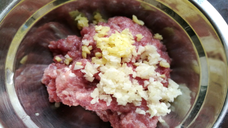 苦瓜酿肉,剁好的肉糜装入碗内,放入姜、蒜沫
