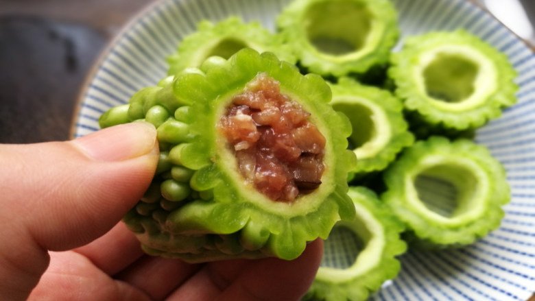 苦瓜酿肉,把肉馅塞入苦瓜内,压紧实