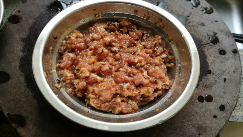 苦瓜酿肉,搅拌均匀,包上保鲜膜放入冰箱冷藏