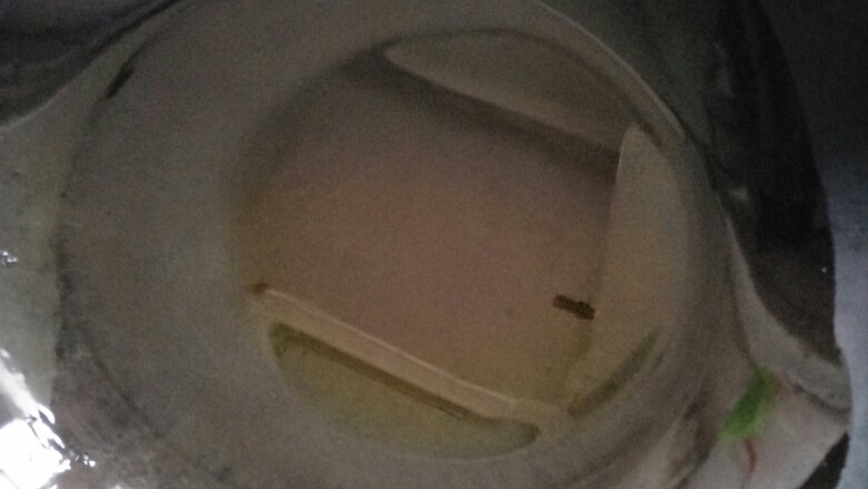 面粉粑粑,锅里放油，不要在放其他东西，就油就行。