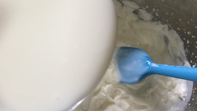 夏日海洋酸奶慕斯蛋糕,将拌好的酸奶液倒入打发好的淡奶油中搅拌均匀,酸奶慕斯液就完成了