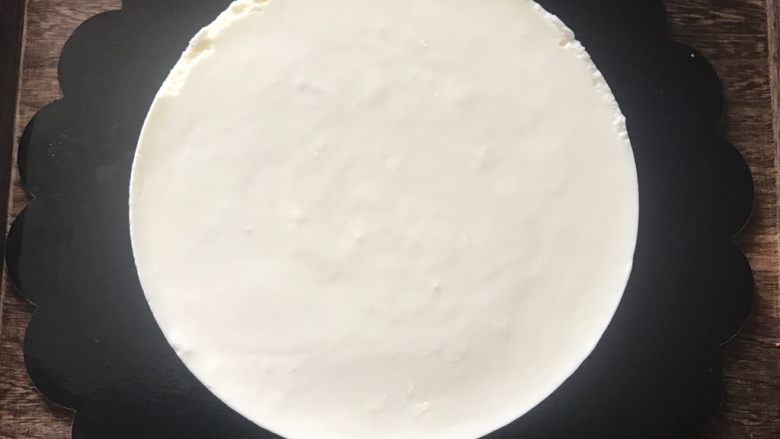 夏日海洋酸奶慕斯蛋糕,脱模后的慕斯蛋糕,如果边缘有点破损也没关系,接下来的装饰可以完全挡住