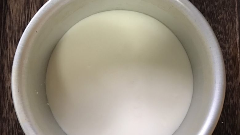 夏日海洋酸奶慕斯蛋糕,倒入慕斯液完全盖住蛋糕,放入冰箱冷藏15分钟至慕斯液凝固