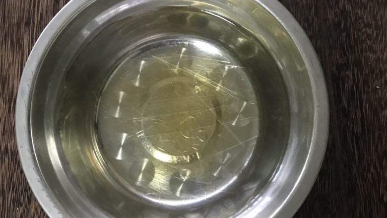 夏日海洋酸奶慕斯蛋糕,7.5克吉利丁片用冷水浸泡(海洋果冻层)