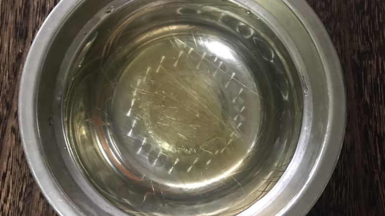 夏日海洋酸奶慕斯蛋糕,10克吉利丁片用冷水浸泡(慕斯层)