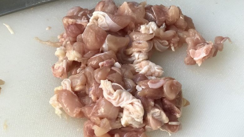 快手营养早餐20,去骨鸡腿肉切成肉丁或小块;