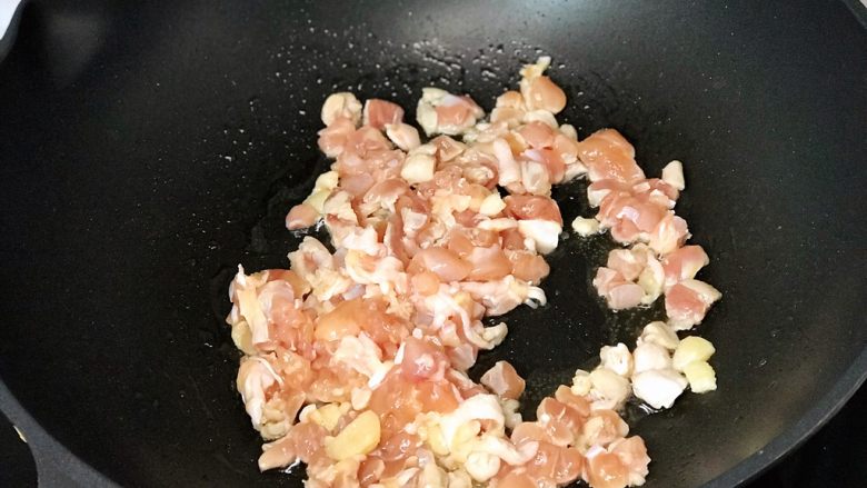 快手营养早餐20,鸡肉下油锅中火翻炒;