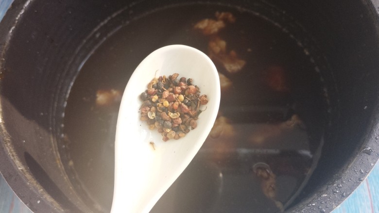 红烧牛肉面,<a style='color:red;display:inline-block;' href='/shicai/ 700'>花椒</a>适量。