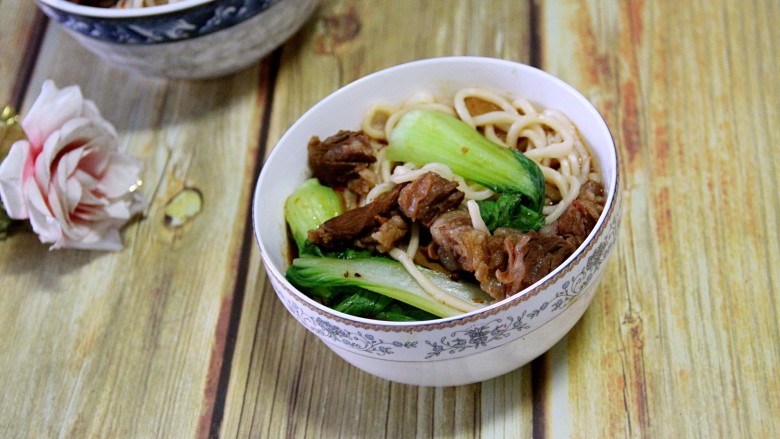 红烧牛肉面,再把煮好的牛肉汤和面条倒一起就可以吃了。
