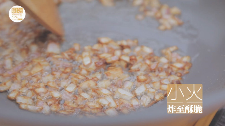 台风天的卤肉饭「厨娘物语」,锅内倒入100ml食用油,放入洋葱丁小火炸至酥脆,捞出备用。