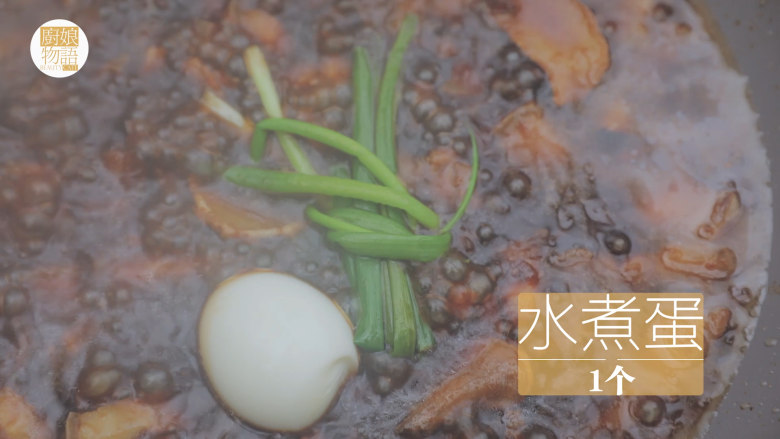 台风天的卤肉饭「厨娘物语」,倒入1L热水、1个葱结、1个<a style='color:red;display:inline-block;' href='/shicai/ 9268'>水煮蛋</a>,转小火加盖焖煮40分钟,期间给鸡蛋翻个面~