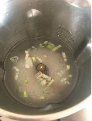 冬瓜丸子汤【GOURMETmaxx西式厨师机】,5. 杯内加少许油爆香葱花,加入1000毫升热水,设置【20分钟,温度105度】启动。