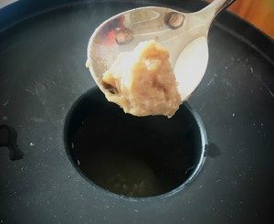 冬瓜丸子汤【GOURMETmaxx西式厨师机】,7. 【水沸腾后】,用勺子把肉馅 团成小丸子 从量杯口放入杯内。