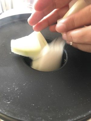 冬瓜丸子汤【GOURMETmaxx西式厨师机】,8. 丸子全部放入后 继续加入冬瓜,盖上量杯盖,烹煮到时间结束即可完成
犯懒直接从量杯孔盖放点冬瓜,也可以暂停打开杯盖放