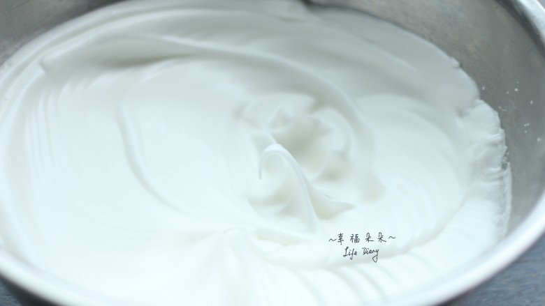 奶酪纸杯蛋糕,3个蛋清分3次加入细砂糖,用电动打蛋器打至9分发