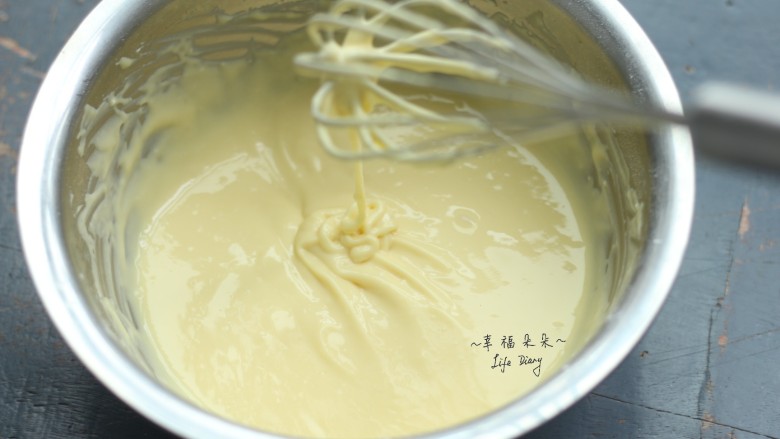 奶酪纸杯蛋糕,继续划z字拌匀,呈如图状态的面糊