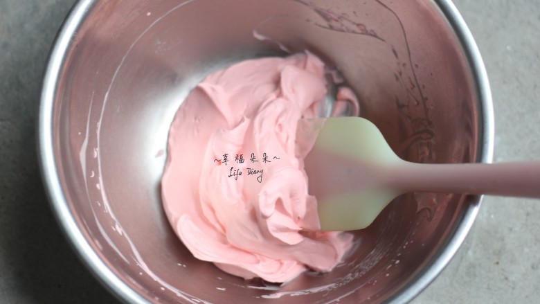 奶酪纸杯蛋糕,淡奶油加细砂糖和一滴粉色食用色素,打发,裱花袋装入8齿裱花嘴,再装入打发的淡奶油,在凉透的纸杯蛋糕上挤出花纹即可,随意发挥就好~哈哈