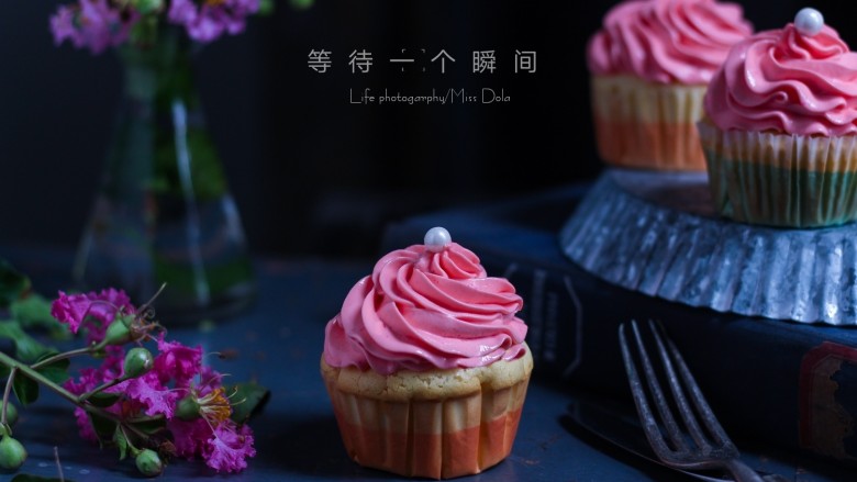 奶酪纸杯蛋糕,我就装饰了三个纸杯蛋糕,剩下的直接吃也非常好吃~