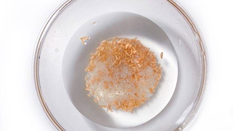 【宝宝辅食】鳕鱼燕麦米粥,胚芽米和燕麦米淘洗干净,浸泡1小时以上